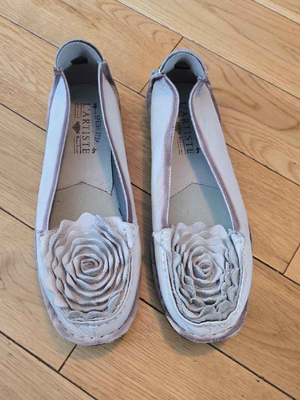 L'Artiste   Women's Floral Leather Loafers in Light Gray